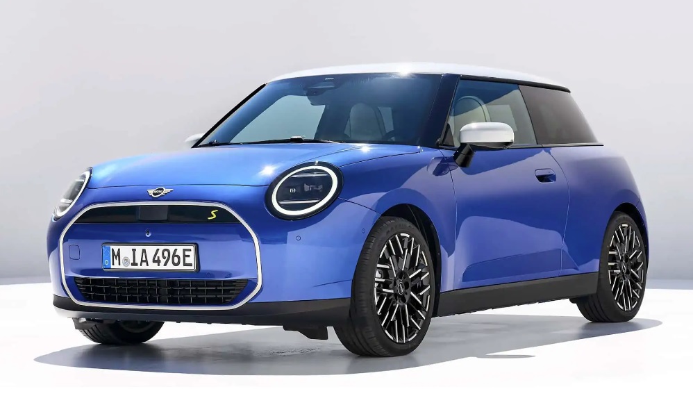 Mini Cooper SE EV 2024 in blue.