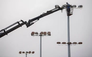 replacing light bulbs in traffic lights on Hwy 407